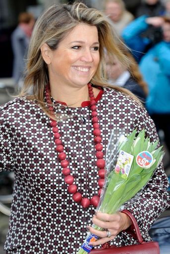 La reine Maxima des Pays-Bas s’est vue offrir un bouquet en promo à Utrecht, le 4 février 2015