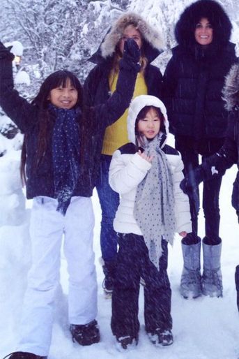 Laeticia Hallyday et ses filles Jade et Joy à Gstaad, fin décembre 2014
