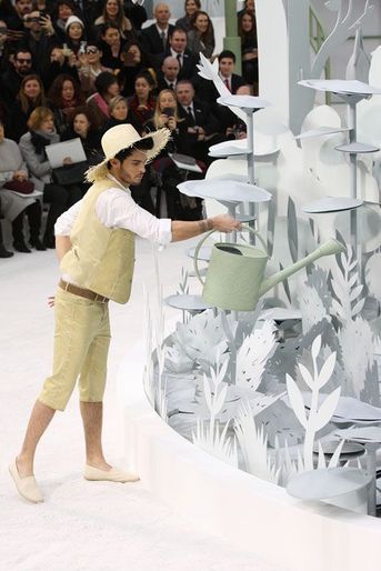 Le mannequin français Baptiste Giabiconi pendant le défilé Chanel Haute Couture printemps-été 2015 à Paris, le 27 janvier 2015