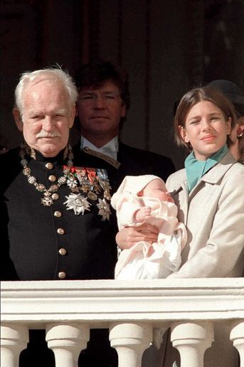 Le prince Rainier III avec ses petites-filles, les filles de Caroline, Charlotte Casiraghi et Alexandra de Hanovre à Monaco, le 19 novembre 1999
