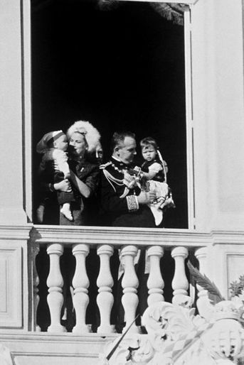 Le prince Rainier III et la princesse Grace avec la princesse Caroline et le prince Albert à Monaco, le 19 novembre 1958