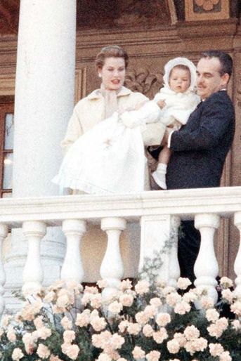 Le prince Rainier III et la princesse Grace avec la princesse Caroline et le prince Albert à Monaco, le 21 avril 1958