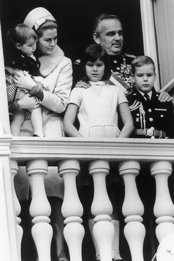 Le prince Rainier III et la princesse Grace avec les princesses Caroline et Stéphanie et le prince Albert à Monaco, le 19 novembre 1966