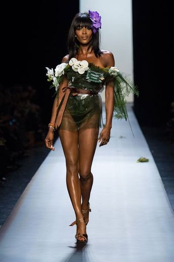 Naomi Campbell ferme le défilé Jean Paul Gaultier Haute Couture printemps-été 2015, à Paris, le 28 janvier 2015