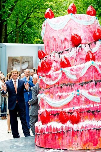 Oh le beau gâteau, Willem-Alexander des Pays-Bas n&#039;en revient pas, à La Haye, le 17 juin 2014