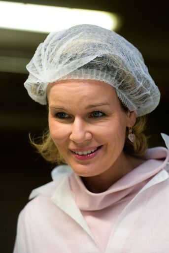 Pas un chapeau seyant pour Mathilde de Belgique, mais une charlotte, à Evere le 2 décembre 2014