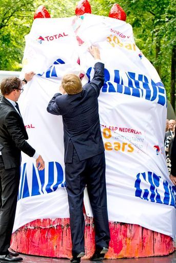 Willem-Alexander est bien curieux de voir ce qui se cache sous le papier, à La Haye le 17 juin 2014