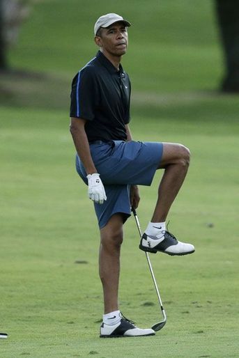 Barack Obama , lui, préfère se détendre au golf, à Hawaii.