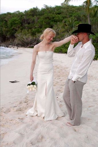 Alors qu'elle rencontre le chanteur de country Kenny Chesney en janvier 2005, René Zellweger l'épouse au mois de mai pour finalement demander le d...