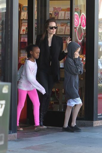 Angelina Jolie fait du shopping avec ses filles Zahara et Shiloh à Calabasas, le 29 décembre 2014 