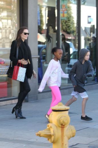Angelina Jolie fait du shopping avec ses filles Zahara et Shiloh à Calabasas, le 29 décembre 2014 