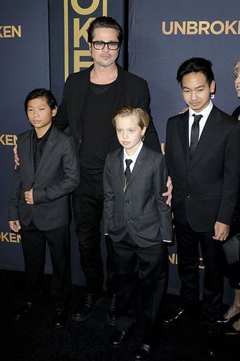 Brad Pitt, entouré de ses enfants, Pax, Shiloh et Maddox, à Los Angeles le 15 décembre 2014