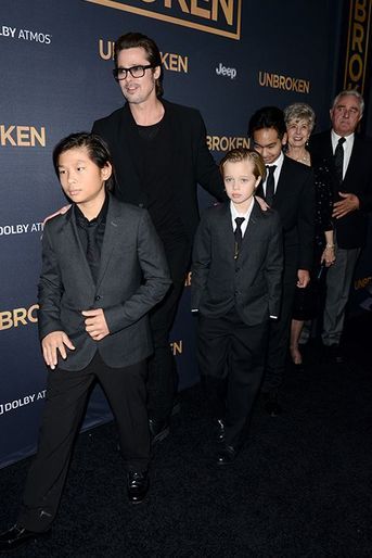 Brad Pitt, entouré de ses enfants, Pax, Shiloh et Maddox, ainsi que de ses parents, Jane et William, à Los Angeles le 15 décembre 2014