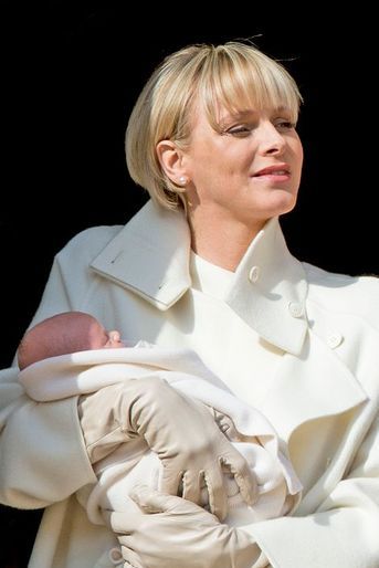 La princesse Charlène et l&#039;un de ses jumeaux Gabriella et Jacques au balcon du palais de Monaco, le 7 janvier 2015