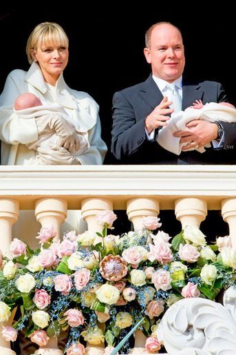 La princesse Charlène et le prince Albert présentent leurs jumeaux Gabriella et Jacques au balcon du palais de Monaco, le 7 janvier 2015