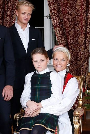 La princesse Mette-Marit avec sa fille la princesse Ingrid-Alexandra et son fils Marius au Palais royal d’Oslo, le 17 décembre 2014