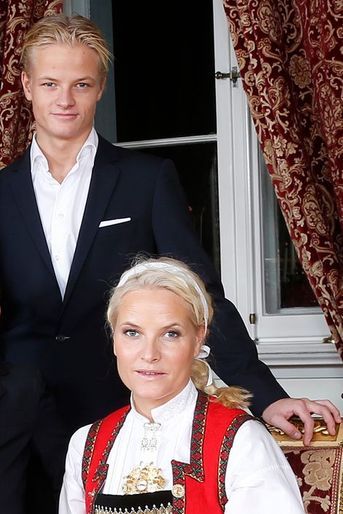 La princesse Mette-Marit avec son fils Marius au Palais royal d’Oslo, le 17 décembre 2014