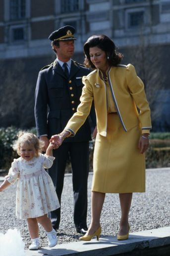 La princesse Victoria, avec son père le roi Carl XVI Gustaf et sa mère la reine Silvia en avril 1984 