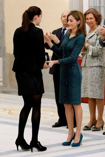 La reine Letizia d’Espagne remet un prix du sport 2013 à Madrid, le 4 décembre 2014