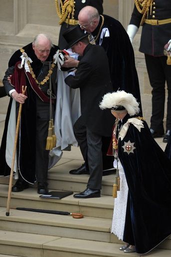 Le duc de Wellington Arthur Valerian Wellesley avec la reine Elizabeth II, en grande tenue, à la chapelle du château de Windsor, le 14 juin 2010  