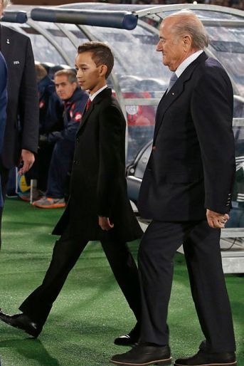 Le prince Moulay El Hassan du Maroc avec le président de la Fifa Sepp Blatter à Marrakech, le 20 décembre 2014