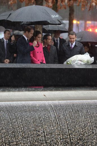 Le prince William et Kate se recueillent sur le mémorial de Ground Zero à Manhattan, le 9 décembre 2014