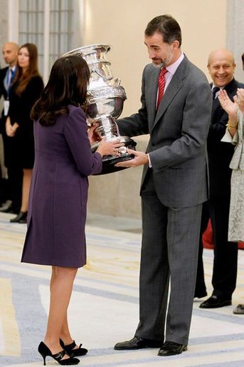 Le roi Felipe VI d’Espagne remet l'un des prix du sport 2013 à Madrid, le 4 décembre 2014
