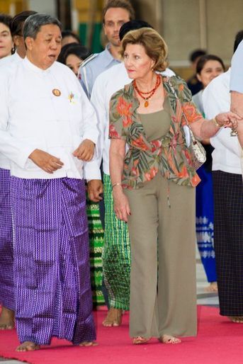 Le roi Harald V de Norvège et la reine Sonja sur le site de la pagode Shwedagon à Yangon, le 2 décembre 2014