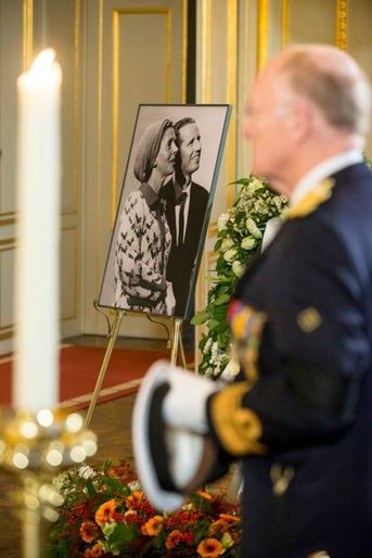 Une photo de la reine Fabiola et du roi Baudoin a été placée à côté du cercueil, à Bruxelles, le 10 décembre 2014