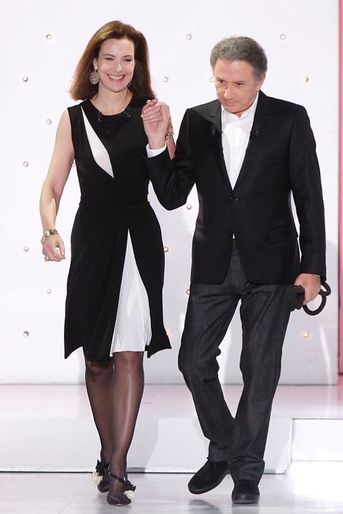 Carole Bouquet, avec Michel Drucker, lors de l’enregistrement de son «Vivement Dimanche», le 17 décembre 2014