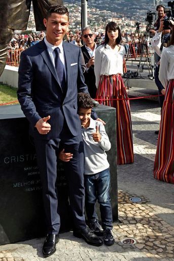 Cristiano Ronaldo avec son fils Cristiano Jr devant sa statue à Funchal, le 21 décembre 2014