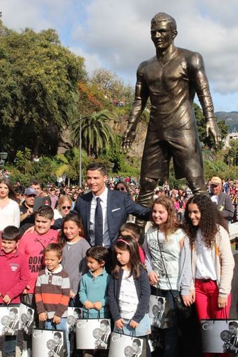 Cristiano Ronaldo pose avec des fans devant sa statue à Funchal, le 21 décembre 2014