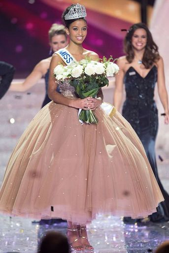 Flora Coquerel est élue Miss France 2014 à Dijon, le 8 décembre 2013