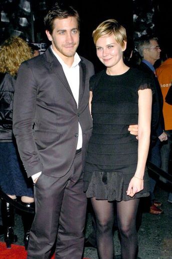Le petit frère de Maggie Gyllenhaal est également réputé à Hollywood pour son impressionnant tableau de chasse. Avant Taylor Swift ou bien encore Reese Witherspoon, l&#039;acteur de 33 ans est tombé sous le charme de la belle Kirsten Dunst, rencontrée par l&#039;intermédiaire de sa sœur en 2002. Après avoir emménagé ensemble à New York, le couple s&#039;était séparé deux ans plus tard, en 2004. 