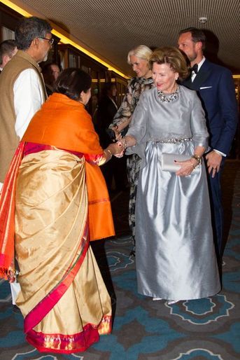 La famille royale de Norvège avec le lauréat indien du prix Nobel de la Paix et son épouse à Oslo, le 10 novembre 2014