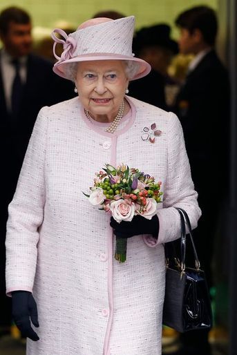 La reine Elizabeth II inaugure Holyport College dans le Berkshire, le 28 novembre 2014