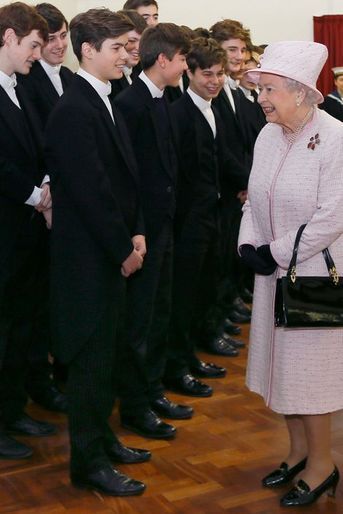 La reine Elizabeth II rencontre des élèves d’Eton Collège dont son petit-neveu Arthur Chatto dans le Berkshire, le 28 novembre 2014