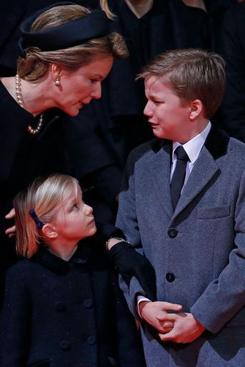 La reine Mathilde avec la princesse Eléonore et le prince Gabriel aux obsèques de l’ex-reine Fabiola à Bruxelles, le 12 décembre 2014