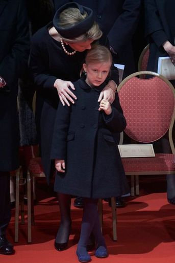 La reine Mathilde de Belgique et la princesse Eléonore aux obsèques de l’ex-reine Fabiola à Bruxelles, le 12 décembre 2014