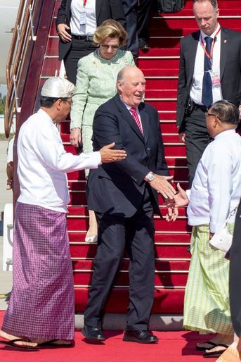 La reine Sonja et le roi Harald V de Norvège à leur arrivée à Nay Pyi Taw, le 1er décembre 2014