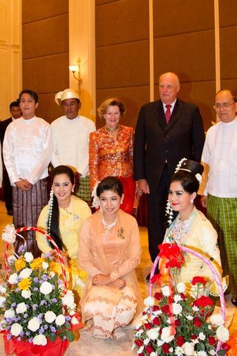 La reine Sonja et le roi Harald V de Norvège lors du banquet au palais présidentiel à Nay Pyi Taw, le 1er décembre 2014