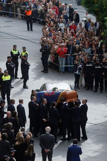Le cercueil de Cayetana est porté par des membres de sa famille, à l’hôtel de ville de Séville, le 20 novembre 2014