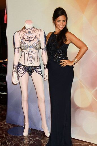 Le mannequin Adriana Lima présente le "Fantasy Bra" qu'elle portera lors du défilé de lingerie Victoria's Secret