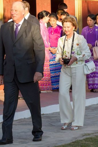 Le roi Harald V de Norvège et la reine Sonja à Mandalay, le 3 décembre 2014