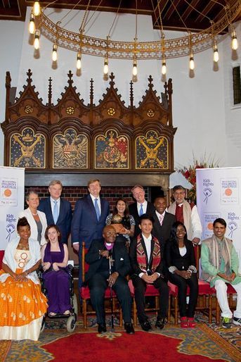 Le roi Willem-Alexander des Pays-Bas et Desmond Tutu remettent le Prix international de la Paix des enfants à La Haye, le 18 octobre 2014