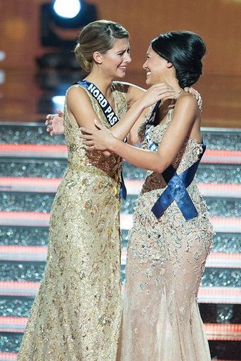 Miss France 2015, alias Camille Cerf, entourée de sa 1ère dauphine, Hinarere Taputu (Miss Tahiti), à Orléans le 6 décembre 2014