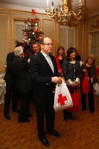 Monaco - Prince Albert, père noël de la Croix Rouge