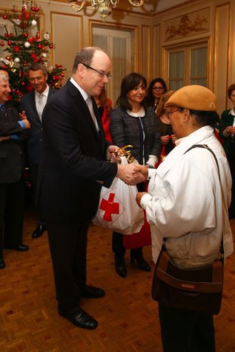 Monaco - Prince Albert, père noël de la Croix Rouge