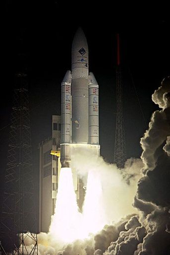 Le grand jour est arrivé pour le petit robot Philae, passager depuis plus de dix ans de la sonde spatiale européenne Rosetta : il va tenter mercredi le premier atterrissage de l'histoire sur le noyau d'une comète. Cette prouesse technique, qui se déroulera à 511 millions de km de la Terre, doit encore obtenir l'autorisation définitive des responsables de la navigation de la sonde, au Centre européen d'opérations spatiales (ESOC) de l'ESA (Agence spatiale européenne) à Darmstadt (Allemagne). Après avoir parcouru 6,5 milliards de km depuis son départ de la Terre, en 2004, la sonde européenne Rosetta a rejoint la comète 67P/Churyumov-Gerasimenko début août. L'ESA va tenter à présent de poser l'atterrisseur Philae sur la surface de ce corps céleste d'une dimension maximale de 5,4km sur 4,1 km. La mission doit permettre de révéler quelques secrets sur la formation du système solaire.Le minutage de l'opération de même que l'angle et la vitesse de séparation de Philae seront déterminants: une fois le module séparé de Rosetta, les scientifiques de l'ESA n'auront en effet plus aucun moyen d'intervenir sur sa trajectoire le menant vers le site d'atterrissage baptisé Agilkia. Les scientifiques espèrent que les données recueillies à la surface de la comète leur permettront d'avoir un aperçu de ce à quoi ressemblait le monde à la naissance du système solaire, il y a 4,6 milliards d'années.A lire : le satellite Gaia, une prouesse européenne<br />

