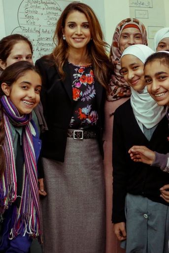 La reine Rania de Jordanie visite une école de filles à Amman, le 23 novembre 2014